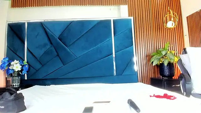 Dulce Pettit online show from 24, 9, 2025