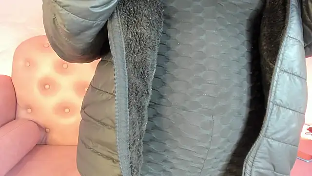 Dulce Pettit online show from 11, 10, 2025