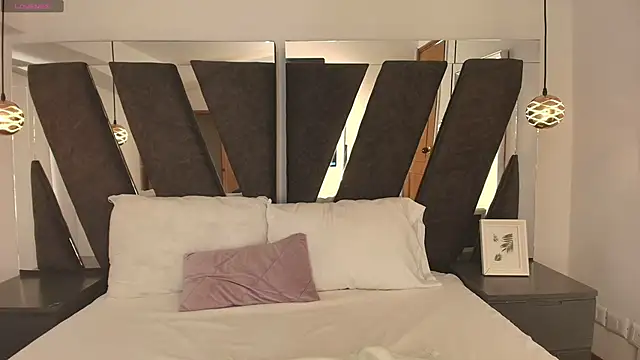 abril  lee   online show from 30, 10, 2025