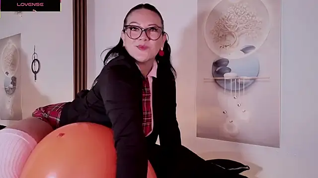 Snapshot of karla_valk1 chatting on 18, 10, 2025 karla valk1 online show from 18, 10, 2025