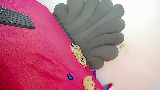 Sativa-sexy online show from 4, 3, 2026