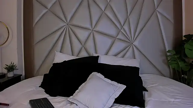 Snapshot of MeganHoffmaan chatting on 19, 11, 2025 MeganHoffmaan online show from 19, 11, 2025