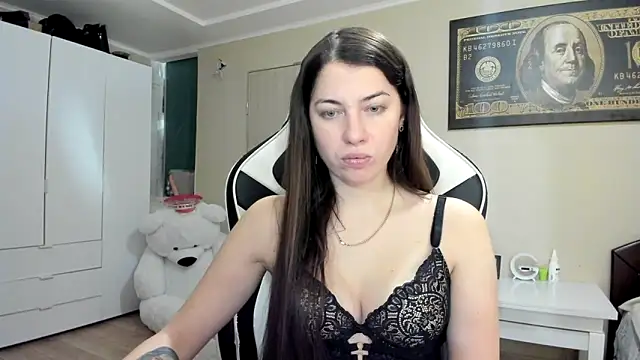 EmiLovsi online show from 10, 10, 2025