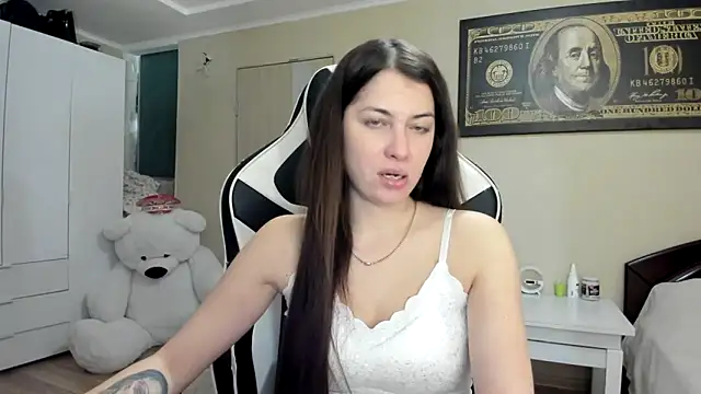 EmiLovsi online show from 8, 10, 2025