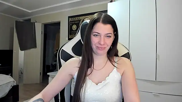 EmiLovsi online show from 4, 2, 2026