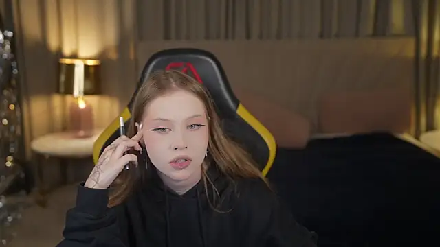 Snapshot of Esmie_Smile chatting on 19, 9, 2025 Esmie Smile online show from 19, 9, 2025