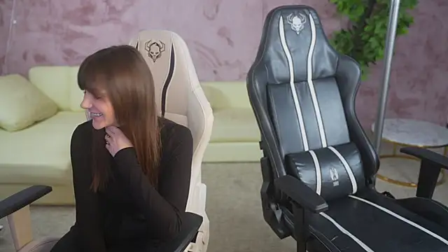 Snapshot of Esmie_Smile chatting on 1, 11, 2025 Esmie Smile online show from 1, 11, 2025