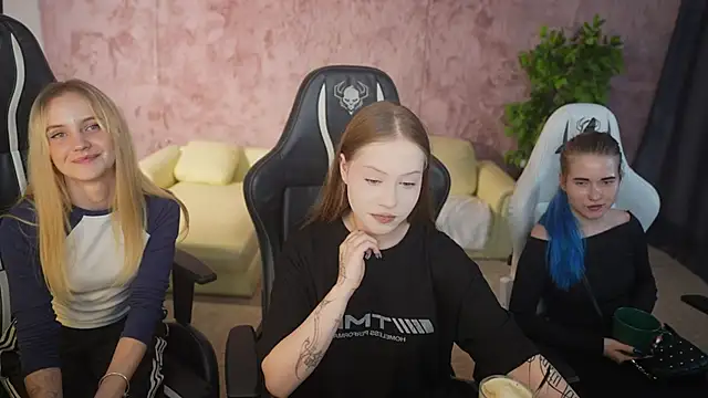 Snapshot of Esmie_Smile chatting on 15, 9, 2025 Esmie Smile online show from 15, 9, 2025