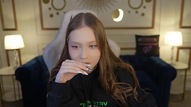 Snapshot of Esmie_Smile chatting on 14, 11, 2025 Esmie Smile online show from 14, 11, 2025