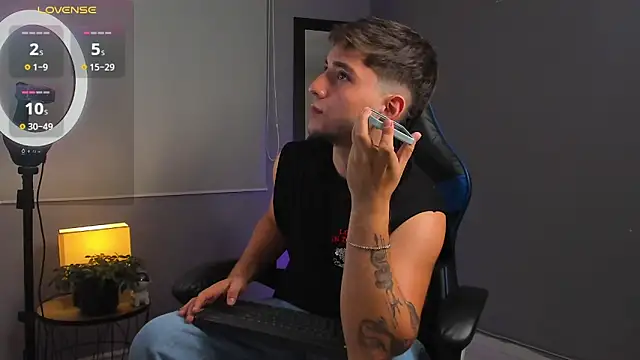 IamAngelCamilo online show from 11, 11, 2025