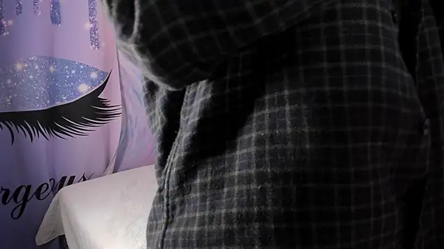 Snapshot of MaxiWildd chatting on 4, 10, 2025 MaxiWildd online show from 4, 10, 2025