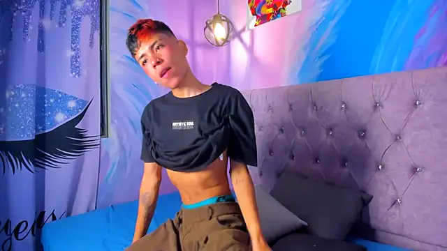 Snapshot of MaxiWildd chatting on 24, 10, 2025 MaxiWildd online show from 24, 10, 2025