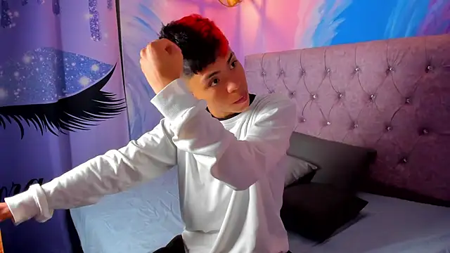 Snapshot of MaxiWildd chatting on 10, 10, 2025 MaxiWildd online show from 10, 10, 2025