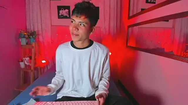 Snapshot of MaxiWildd chatting on 22, 11, 2025 MaxiWildd online show from 22, 11, 2025