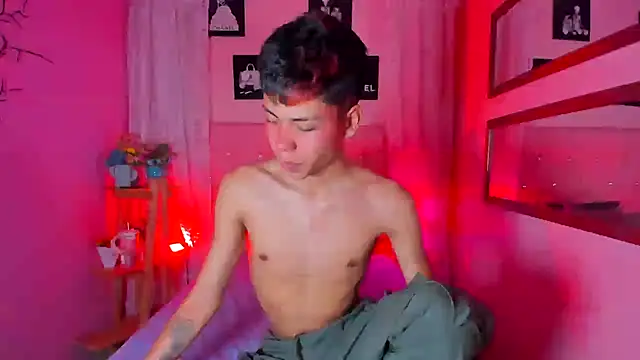 Snapshot of MaxiWildd chatting on 18, 11, 2025 MaxiWildd online show from 18, 11, 2025