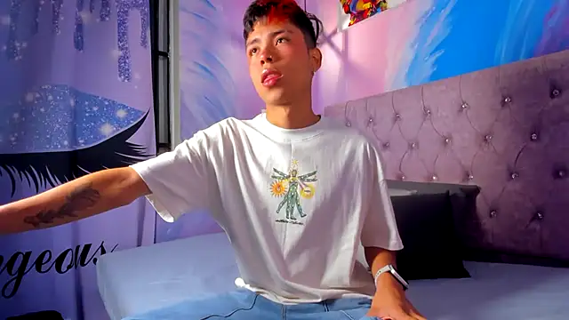 Snapshot of MaxiWildd chatting on 17, 10, 2025 MaxiWildd online show from 17, 10, 2025