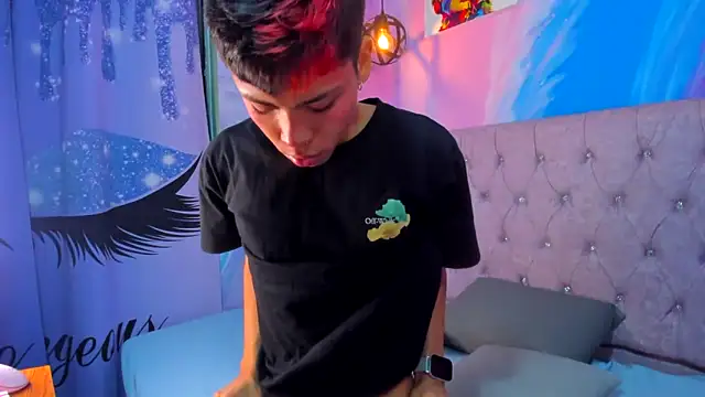 Snapshot of MaxiWildd chatting on 8, 11, 2025 MaxiWildd online show from 8, 11, 2025