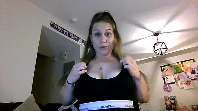 Snapshot of thedevinemama chatting on 1, 7, 2026 thedevinemama online show from 1, 7, 2026