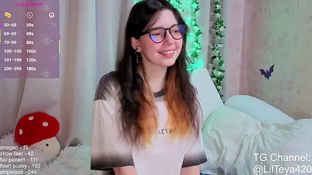 Snapshot of little_Teya chatting on 14, 11, 2025 little Teya online show from 14, 11, 2025