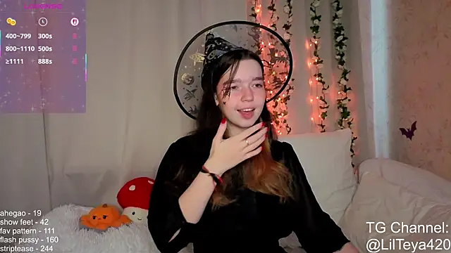 Snapshot of little_Teya chatting on 15, 10, 2025 little Teya online show from 15, 10, 2025