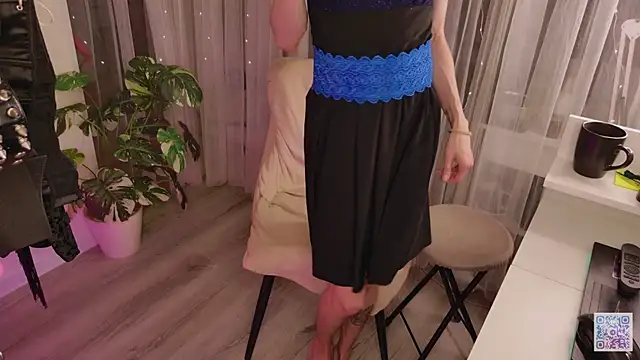 Snapshot of Queen_of_tease chatting on 4, 11, 2025 Queen of tease online show from 4, 11, 2025