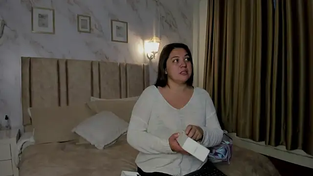 Snapshot of Paula_And chatting on 6, 1, 2026 Paula And online show from 6, 1, 2026