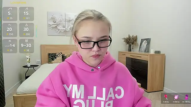 Snapshot of flooora_0 chatting on 30, 10, 2025 flooora 0 online show from 30, 10, 2025