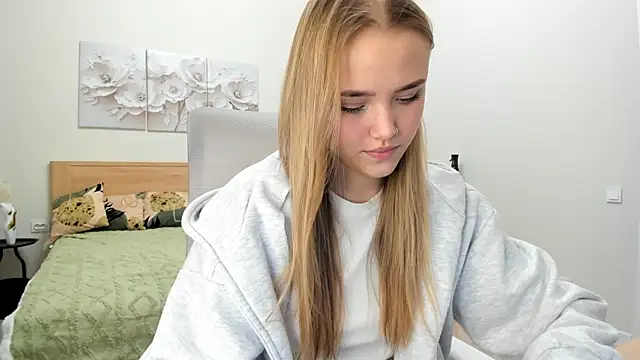 Snapshot of flooora_0 chatting on 23, 12, 2025 flooora 0 online show from 23, 12, 2025