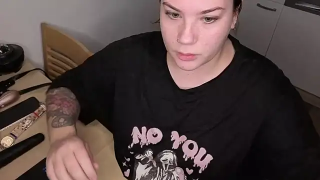 MaeNoir online show from 7, 11, 2025