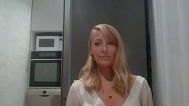 Snapshot of Vexxaa chatting on 4, 10, 2025 Vexxaa online show from 4, 10, 2025