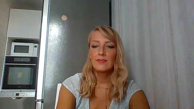 Snapshot of Vexxaa chatting on 10, 9, 2025 Vexxaa online show from 10, 9, 2025