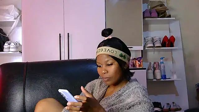 Seductive Yellow Titties online show from 20, 9, 2025