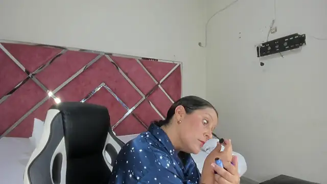 KikaDuque online show from 7, 11, 2025