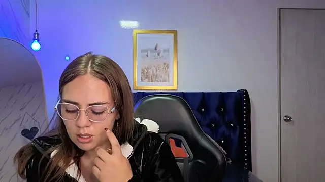 Snapshot of Luna_Star_v chatting on 8, 11, 2025 Luna Star v online show from 8, 11, 2025