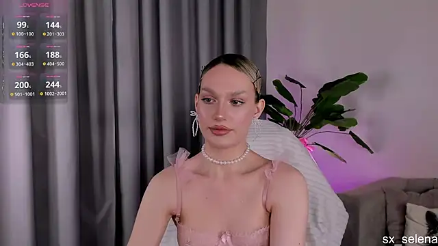 Ice Strawberry online show from 13, 5, 2026