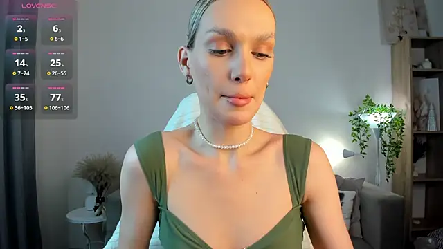 Ice Strawberry online show from 24, 11, 2025