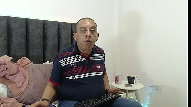 Snapshot of GabrielandAbigail chatting on 7, 11, 2025 GabrielandAbigail online show from 7, 11, 2025