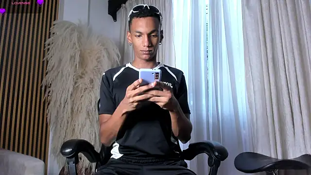Snapshot of JulienSaint chatting on 7, 6, 2026 JulienSaint online show from 7, 6, 2026