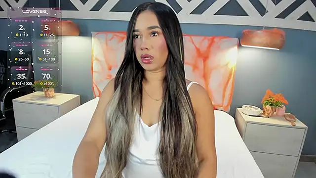 Snapshot of EmilyZahar chatting on 11, 10, 2025 EmilyZahar online show from 11, 10, 2025