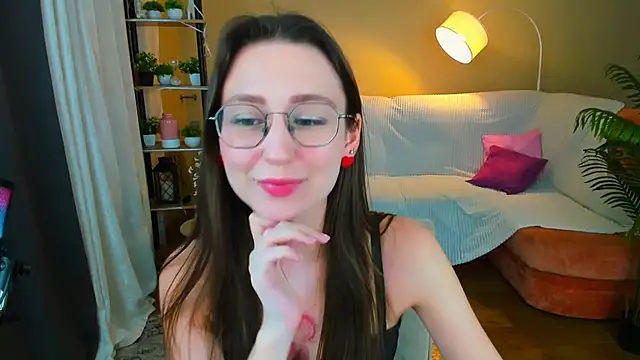 YourLovellyStory online show from 7, 11, 2025