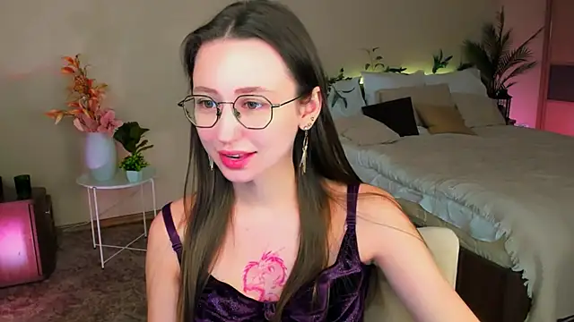 YourLovellyStory online show from 5, 12, 2025