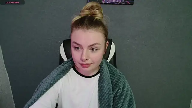 AngelicaHollywood online show from 4, 11, 2025