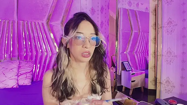 Snapshot of Emilia_Bons chatting on 27, 10, 2025 Emilia Bons online show from 27, 10, 2025