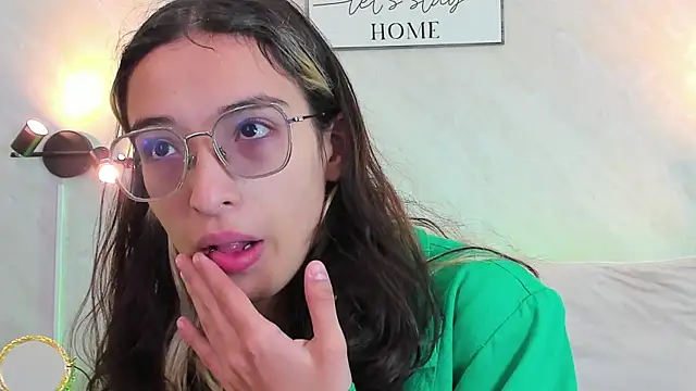 Snapshot of Emilia_Bons chatting on 29, 9, 2025 Emilia Bons online show from 29, 9, 2025