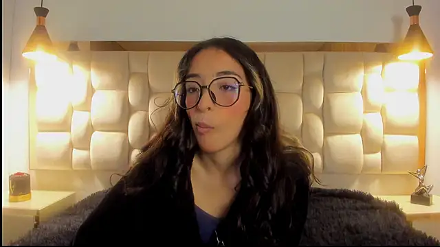 Snapshot of Emilia_Bons chatting on 17, 11, 2025 Emilia Bons online show from 17, 11, 2025