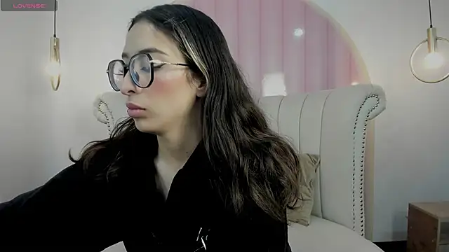 Snapshot of Emilia_Bons chatting on 19, 11, 2025 Emilia Bons online show from 19, 11, 2025