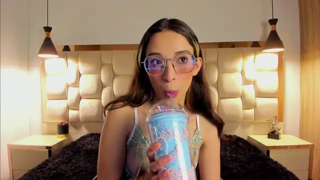 Snapshot of Emilia_Bons chatting on 23, 10, 2025 Emilia Bons online show from 23, 10, 2025