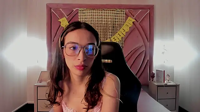 Snapshot of Emilia_Bons chatting on 31, 10, 2025 Emilia Bons online show from 31, 10, 2025