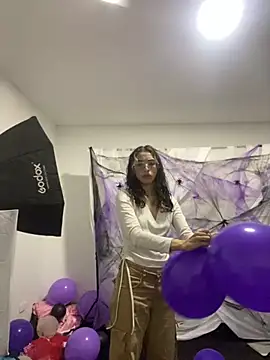 Snapshot of Emilia_Bons chatting on 8, 10, 2025 Emilia Bons online show from 8, 10, 2025