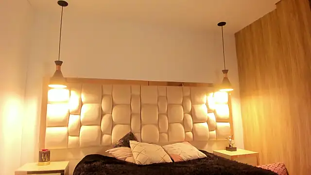 Snapshot of Emilia_Bons chatting on 7, 10, 2025 Emilia Bons online show from 7, 10, 2025